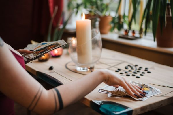 What is Tarot Card Reading and What Should You Expect?