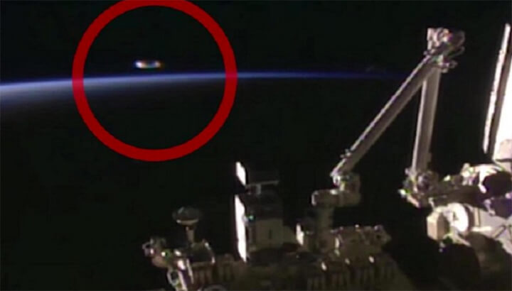 5 Visual Signs That Aliens Already Walk Among Us people-think-nasa-is-hiding-proof-of-aliens