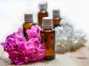 3 Essential Oil Recipes For Calm, Focus, & Clearing