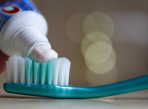 10 Reasons To Never Use Conventional Toothpaste Again