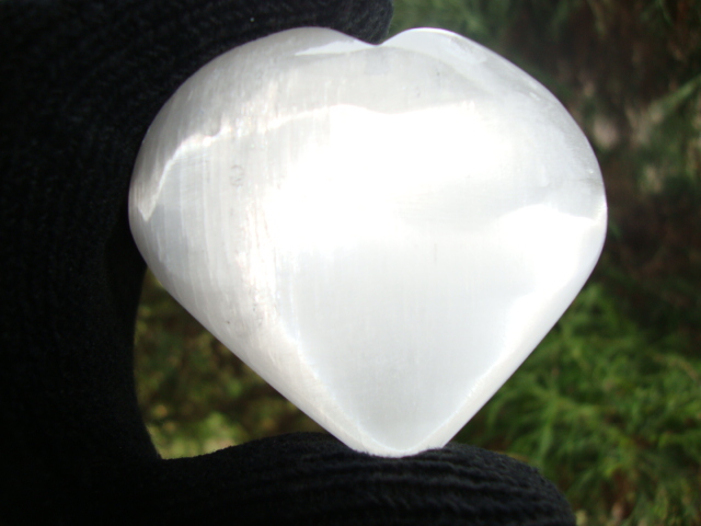 Satin Spar Selenite - ‘Prayer Heart’ Stones pryaer selenit