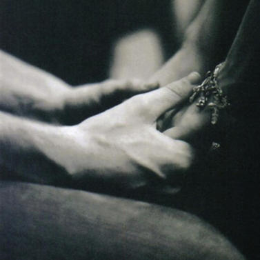 couple-holding-hands