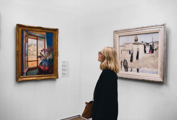 Experiencing art online V/S in person Experiencing art online V/S in person