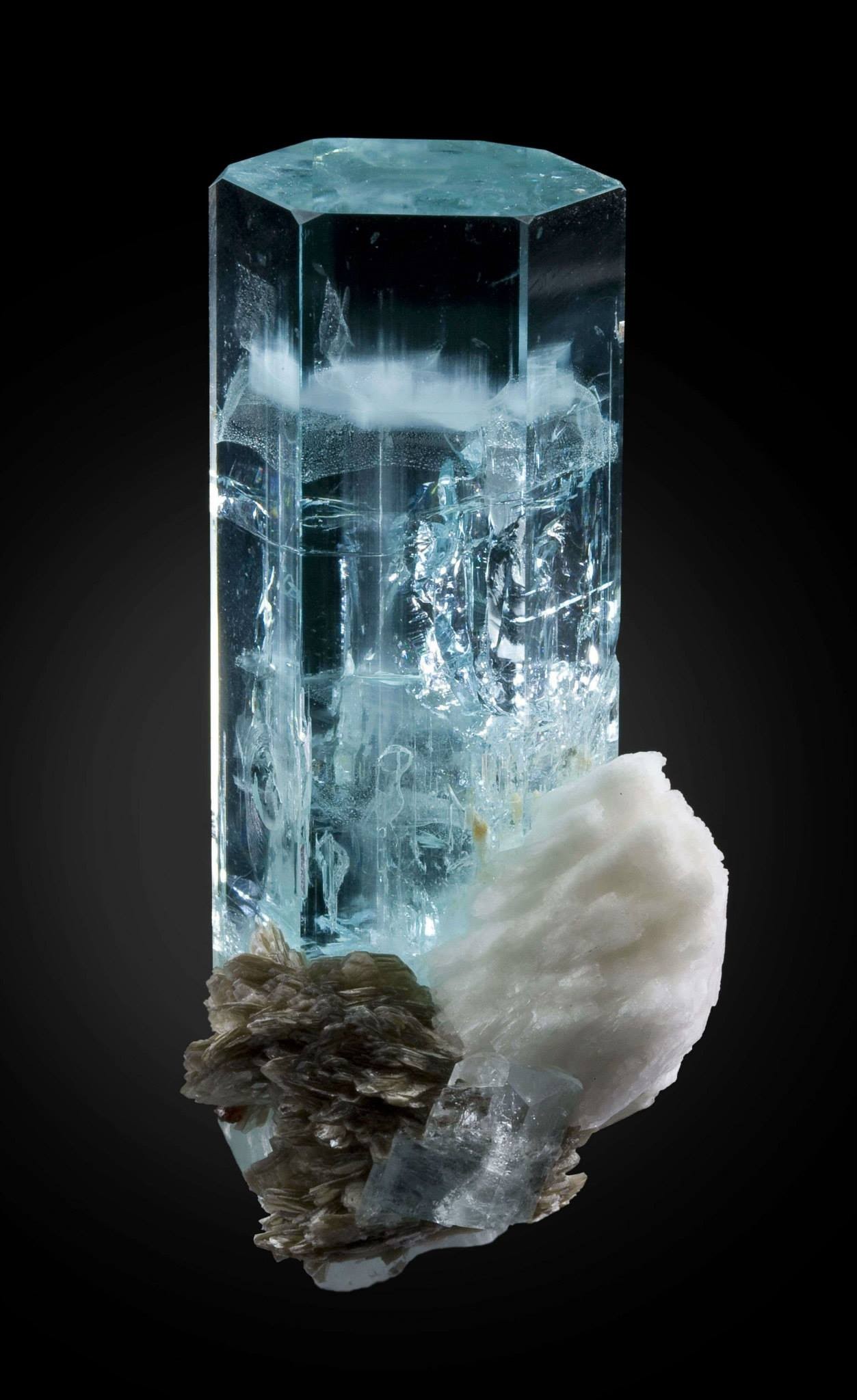 Aquamarine - CrystalWind.ca | Crystals and Gems