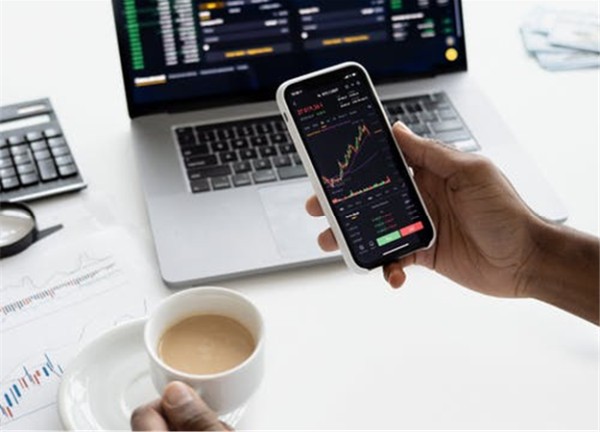 What Is the Difference Between Funded Trading and Solo Trading? What Is the Difference Between Funded Trading and Solo Trading?