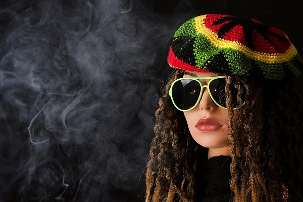 Vaping E-Liquid VS Smoking Pot: Which Is Better for You Vaping E-Liquid VS Smoking Pot: Which Is Better for You
