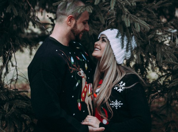 Why the Holidays Make You Feel Like You're in Love