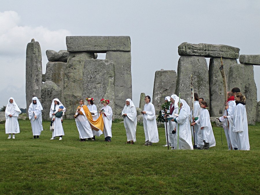 druids_celebrating_at_stonehenge