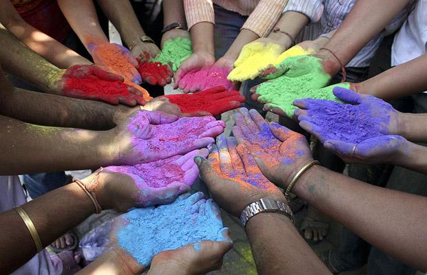 holi_hands