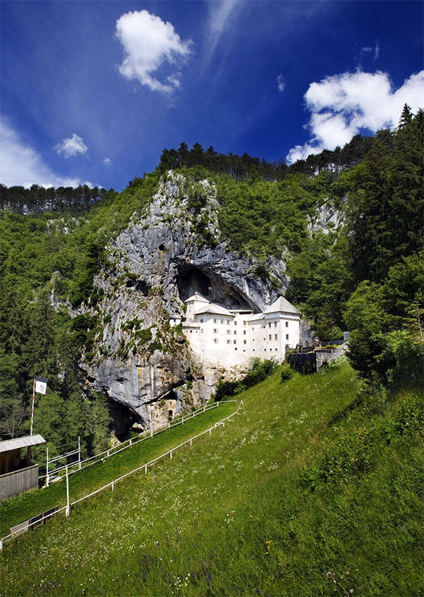 predjama-castle