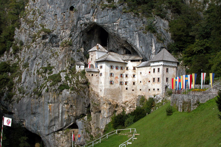 predjama-castle