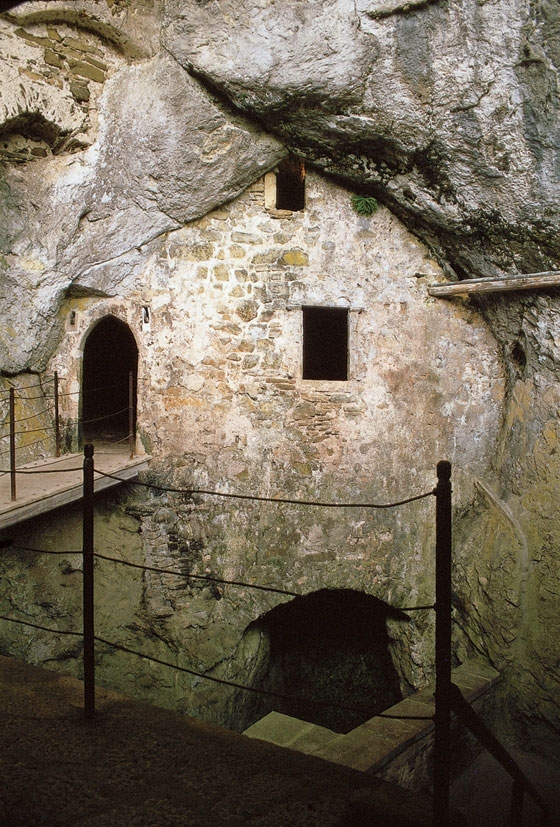 predjama-castle