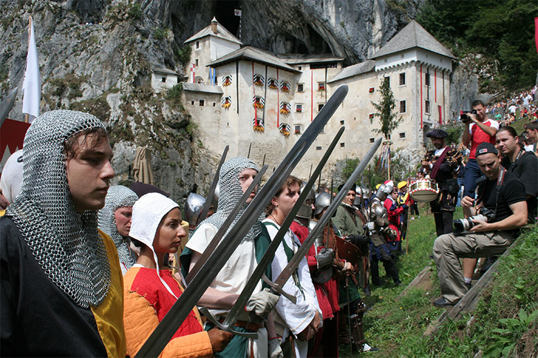 predjama-castle