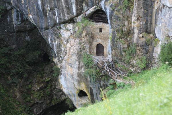 predjama-castle