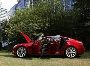 US biggest electric car maker Tesla gives away its patents – but why?